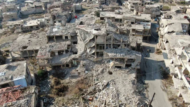 Suriye'de bombalanan binalar onarılıyor