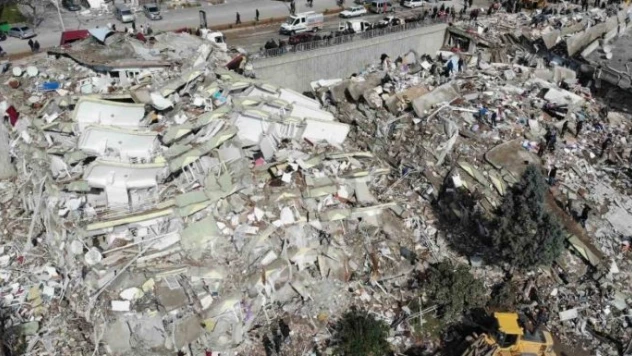 Suriye'de küçük çocuk enkazdan 30 saat sonra sağ olarak çıkarıldı