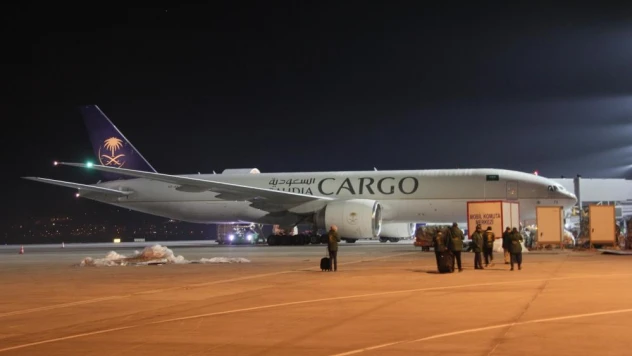 Suudi Arabistan'dan deprem bölgesine 7 uçak dolusu yardım