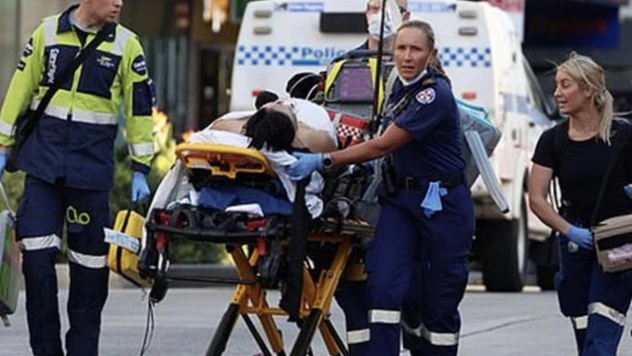 Sydney'de alışveriş merkezinde bıçaklı saldırgan paniği