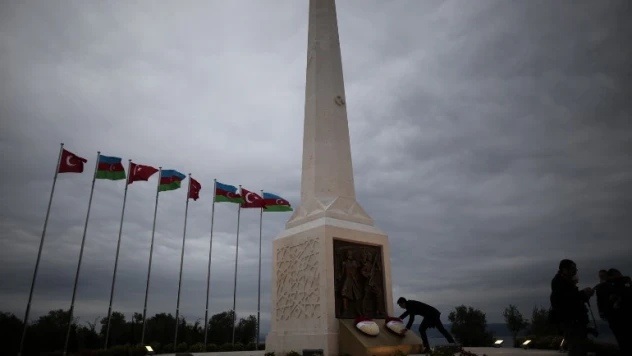 Tarihi Yarımada'da şehit olan Azerbaycan askerlerinin anısına yapılan Azerbaycan Anıtı açıldı