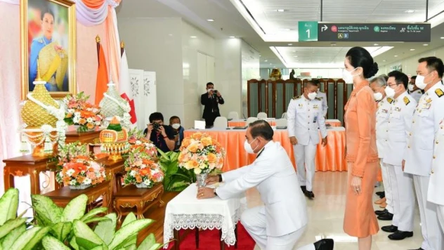 Tayland Kralı Vajiralongkorn ve eşi Covid-19'a yakalandı