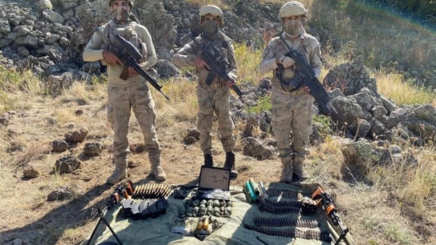 Tendürek'te cephanelik olarak kullanılan mağara tek tek tespit edilerek imha ediliyor