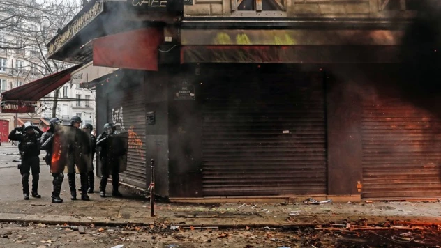 Terör örgütü PKK yandaşları Paris sokaklarını savaş alanına çevirdi