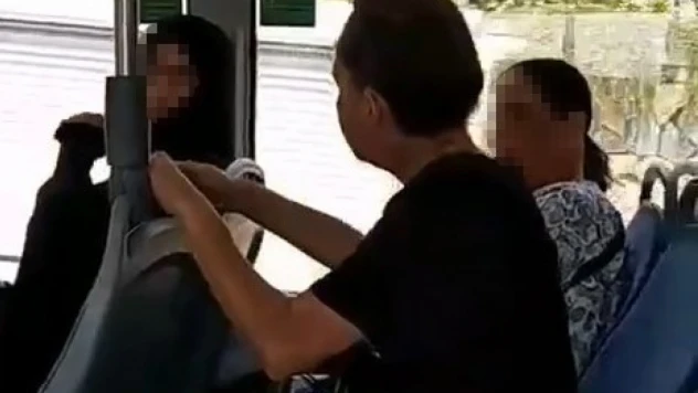 Tesettürlü kadına otobüste çirkin saldırı Peçeni al git
