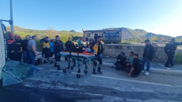 Tırla çarpışan işçi servisi yan yattı, çok sayıda kişi yaralandı