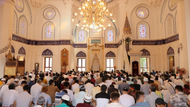 Tokyo Camisi'ne cemaat sığmadı, bayram namazı iki kez kılındı