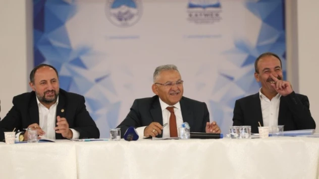 Tomarza'da muhtarlarla buluşan Büyükkılıç: "Hizmetten hizmete koşuyoruz"