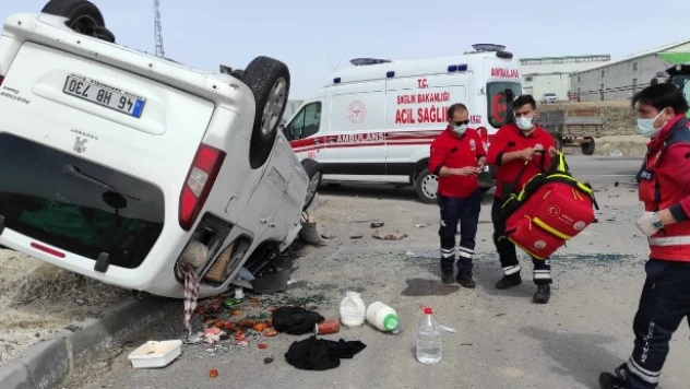 Traktör ile hafif ticari araç çarpıştı