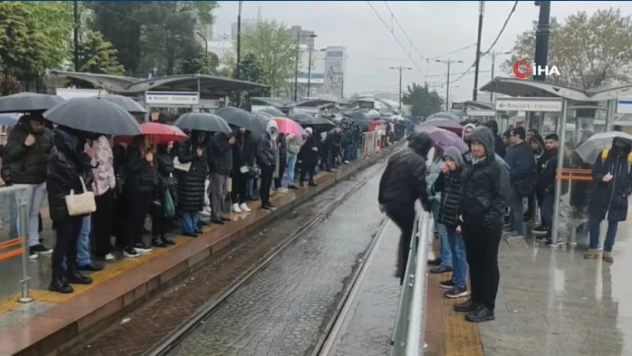 Tramvay arızalanınca yolda kalan vatandaşlardan Ekrem İmamoğlu'na tepki