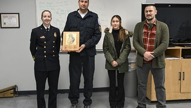 Türk toplumundan, arama-kurtarma çalışmalarına katılan itfaiyecilere teşekkür ziyareti