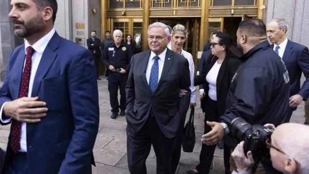 Türkiye karşıtı ABD'li senatör Menendez, hakkındaki yolsuzluk ve rüşvet suçlamalarını reddetti