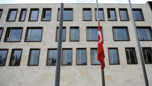 Türkiye'nin Berlin Büyükelçiliğinde Türk bayrağı yarıya indirildi