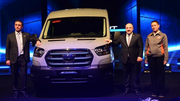 Türkiye'nin ilk elektrikli ticari aracı hattan indirildi