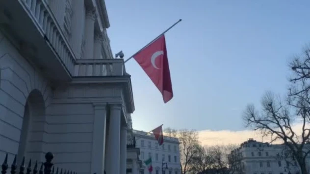 Türkiye'nin Londra Büyükelçiliğindeki Türk bayrağı yarıya çekildi