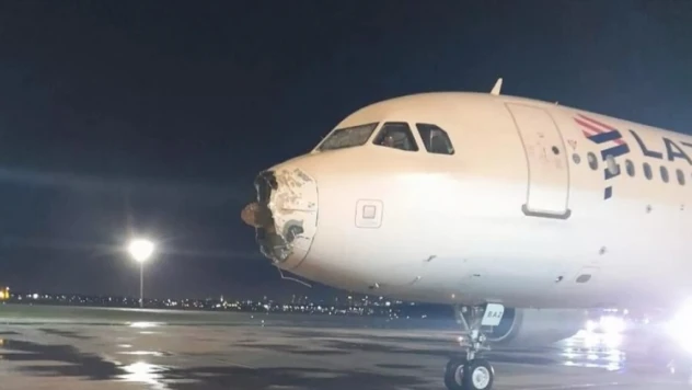 Uçağın burnu ve ön camı parçalandı