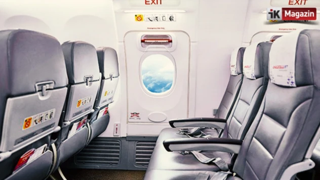 Uçakta acil çıkış kapısını açmaya çalışan adam, kaşıkla görevliye saldırdı