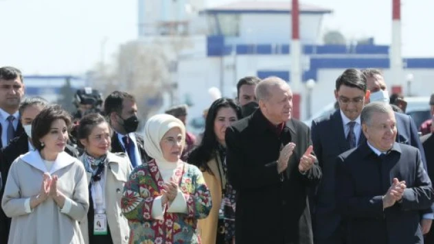 Ürgenç Havaalanı'nda törenle karşılandı