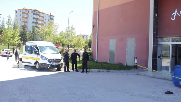 Uyuşturucu imal eden şahıs yakalanacağını anlayınca 10. kattan atladı