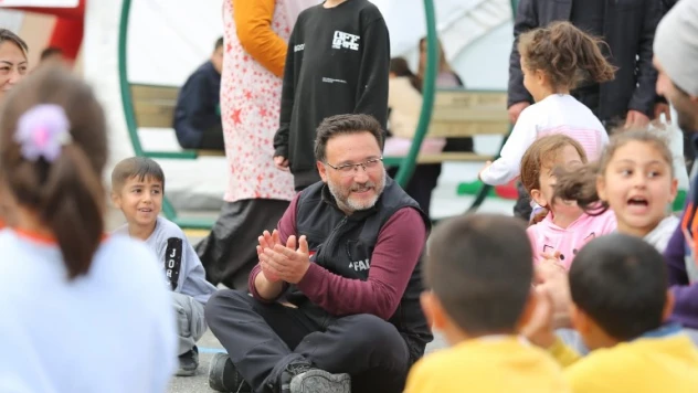 Vali amca sen de bizimle oynar mısın