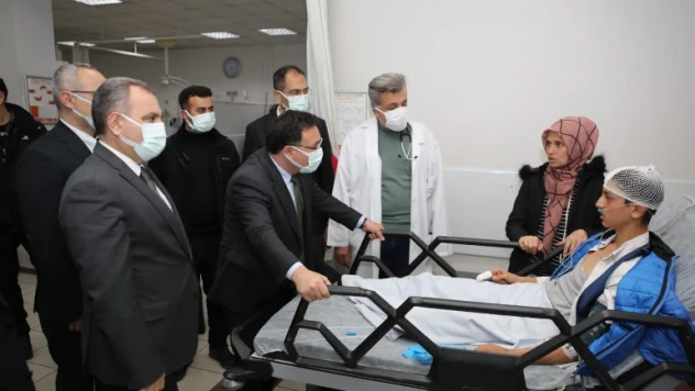 Vali Çiçek'ten otobüs kazasında yaralanan vatandaşlara ziyaret