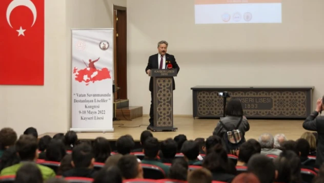 Vatan Savunmasında Destanlaşan Liseler Kongresi'ne Katıldı.