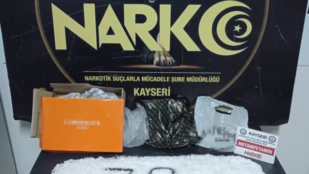 Yakalanacaklarını anladılar, uyuşturucu maddeyi tarlaya bıraktılar