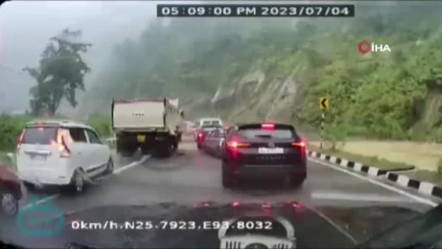 Yamaçtan düşen kayalar araçları ezdi