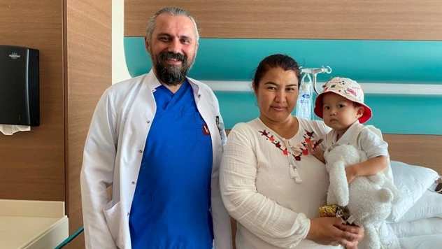 Yemek borusuz ve anüssüz doğan bebek Türkiye'de şifa buldu