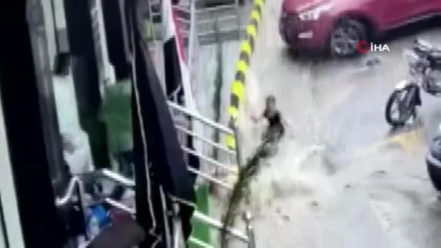 Yemen'de sel sularına kapılan kız çocuğu son anda kurtarıldı