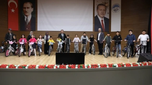 Yetimlerin yüzü güldü