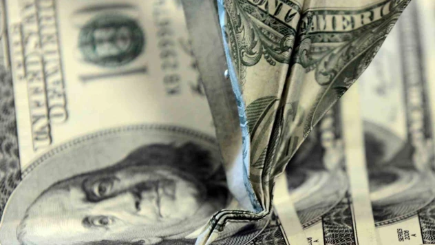 Yıl sonu dolar tahmini geriledi, büyüme beklentisi arttı