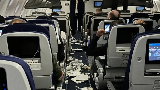 Yıldırım isabet eden uçak acil iniş yaptı: 7 yaralı