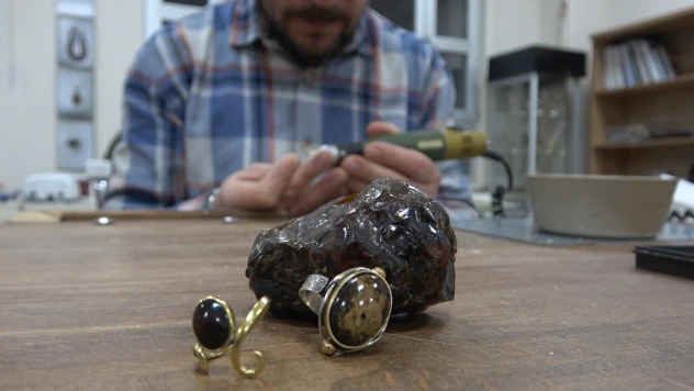 Yıllarca yöre halkı tarafından çıra olarak yakılan 'Kehribar' işlenerek ülke ekonomisine katkı sağlıyor