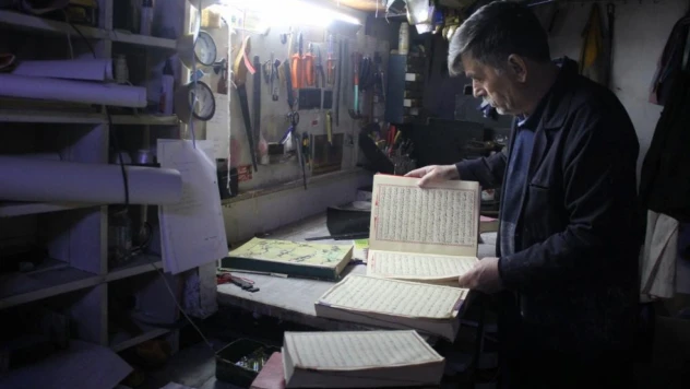 Yıpranan Kur'an-ı Kerimleri 46 yıldır onarıyor