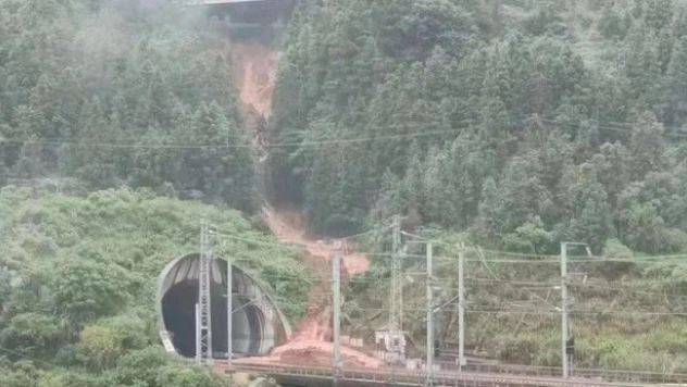 Yolcu treni raydan çıktı