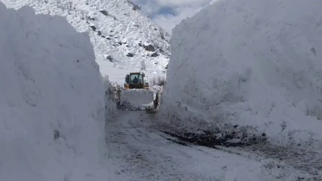 Yüksekova'da 5 metreyi geçen kar tünellerinde çalışma