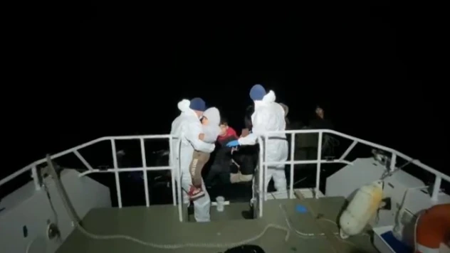 Yunan unsurlarınca ölüme terk edilen 21 kaçak göçmen kurtarıldı