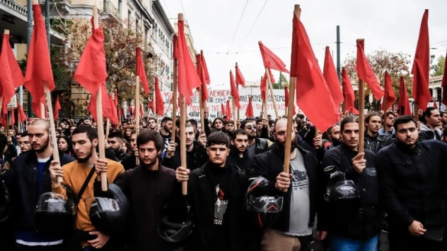 Yunanistan'da 17 Kasım Öğrenci Direnişi'nin 49. yıl dönümünde yüzlerce kişi ABD Büyükelçiliğine yürüdü