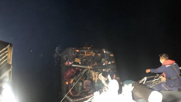 Yunanistan'ın ittiği 40 düzensiz göçmen kurtarıldı