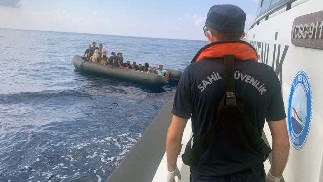 Yunanlılar botun motorunu söküp Türk karasularına itti