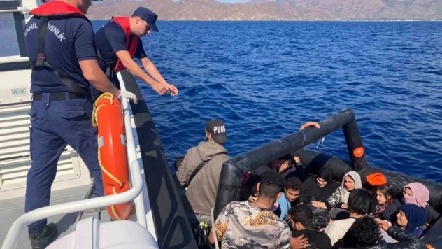 Yunanlıların ölüme ittiği 69 düzensiz göçmen kurtarıldı