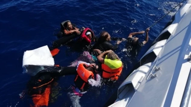 Yunanlıların ölüme terk ettiği 73 düzensiz göçmen kurtarıldı, 6'sı hayatını kaybetti
