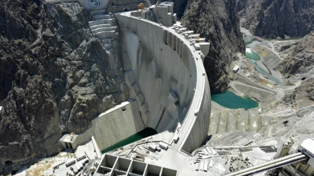 Yusufeli Barajı su tutmak için ilçe merkezinin taşınmasını bekliyor