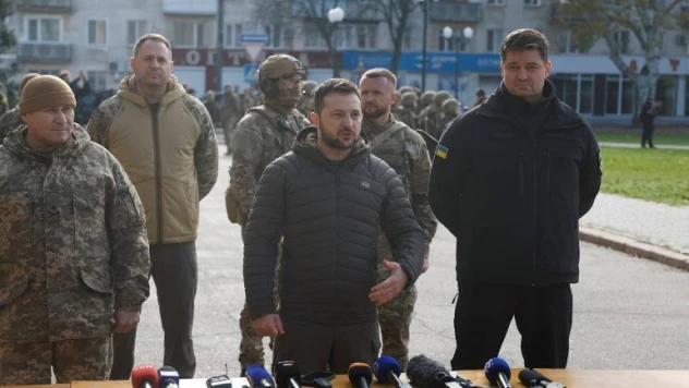 Zelenskiy, Rus birliklerinin çekildiği Herson'u ziyaret etti