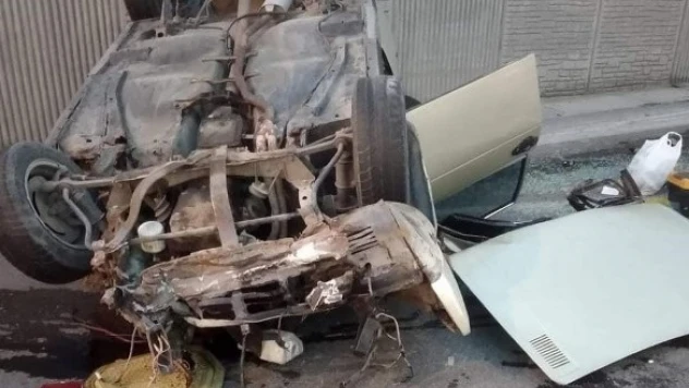 Zincirleme kazada, araçlarda sıkışan vatandaşlar itfaiye ekipleri tarafından kurtarıldı.