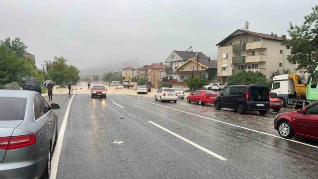 Zonguldak'ta karayolu sular altında kaldı