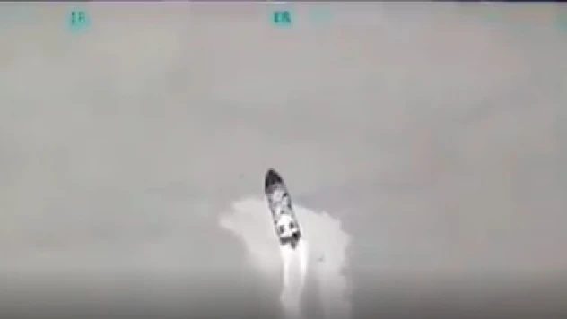 Ukrayna Ordusu'na ait Bayraktar TB2 SİHA, Rus Donanması'na ait savaş gemisini hedef aldı!