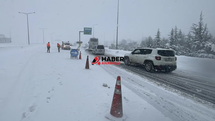 Erciyes Kayak Merkezi yolu yoğun kar yağışı nedeniyle trafiğe kapatıldı