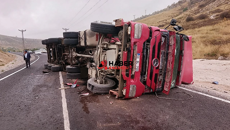 Nevşehir'de virajda kontrolden çıkan tır devrildi